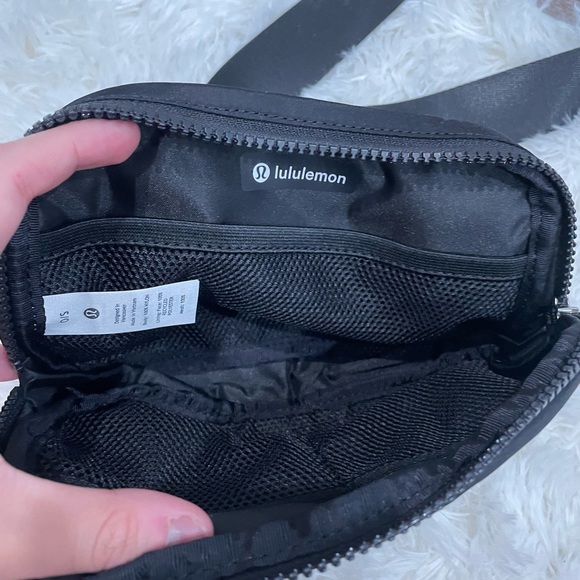 NWT lululemon everywhere belt bag black - Picture 4 of 6